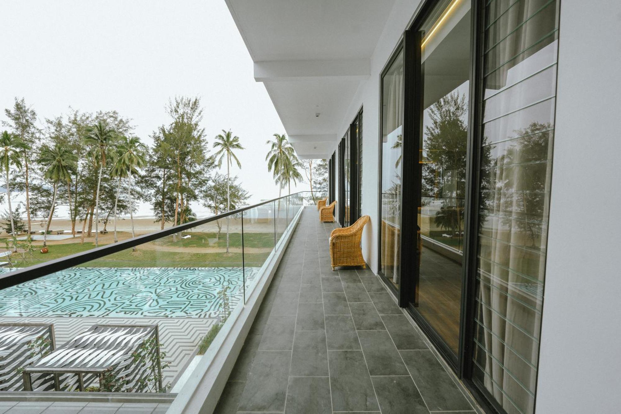 Roxy Beach Resort Sematan 외부 사진