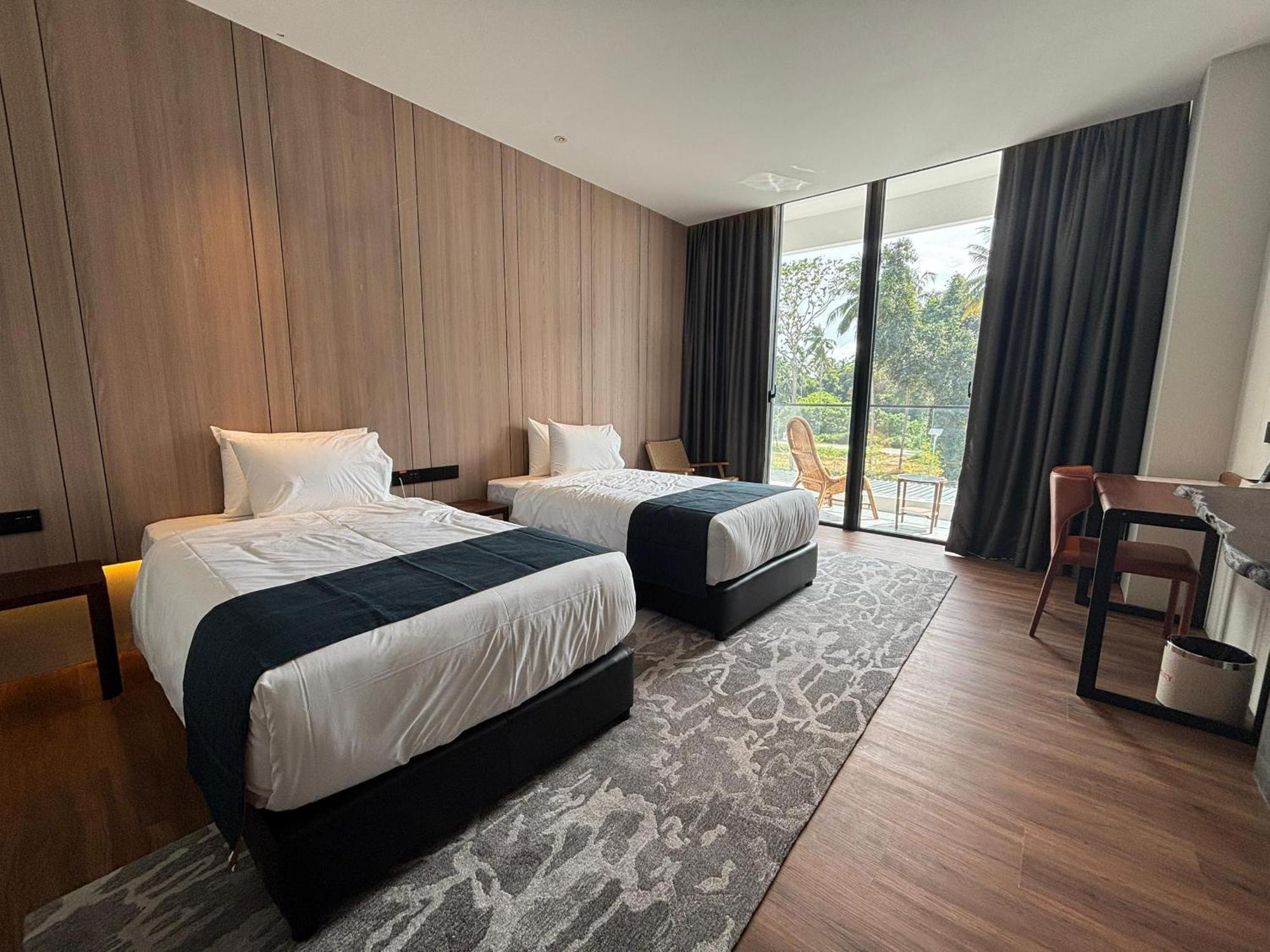 Roxy Beach Resort Sematan 외부 사진