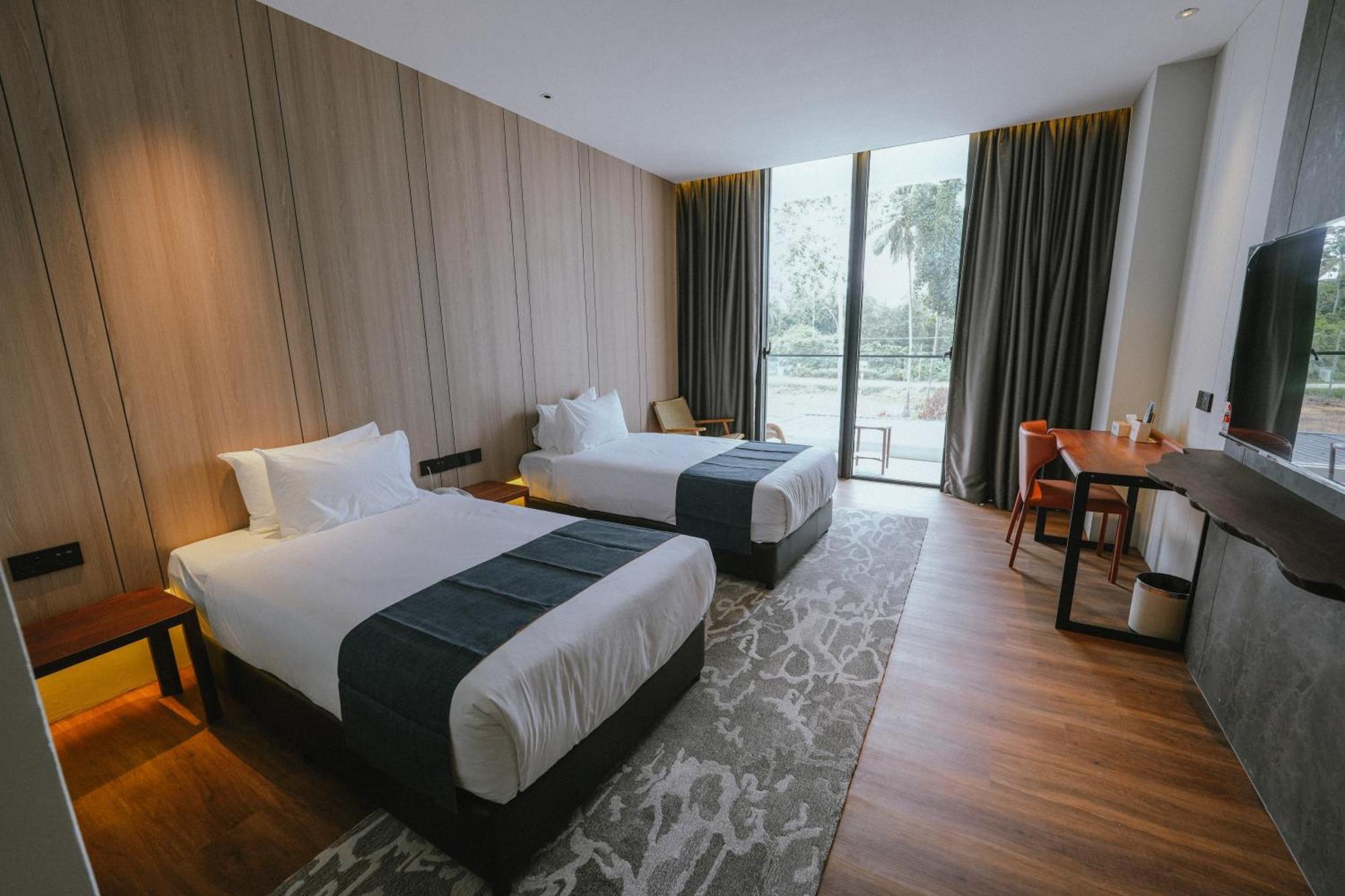 Roxy Beach Resort Sematan 외부 사진